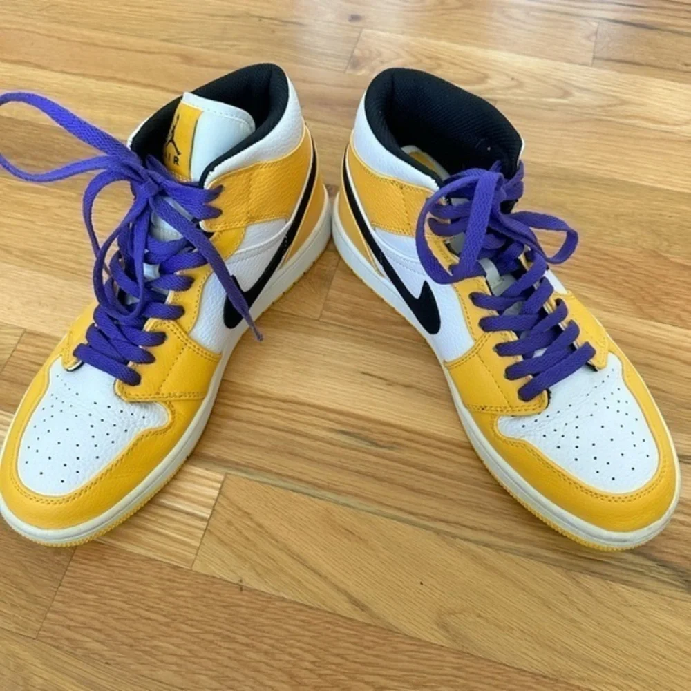Size‎ 9.5 - Air Jordan 1 Mid Lakers.  LOOK BRAND NEW.  AUTHENTIC GUARANTEED